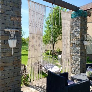 🌿Macramé v zahradě🌿 www.brimoon.cz #MacrameDecor #HandmadeArt #NástěnnáDekorace #PudrováBarva #InteriérovýDesign...