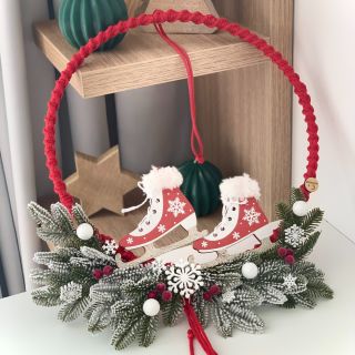⛸🎄❤️ Vánoční věnec macrame s bruslemi ⛸🎄❤️ #MacrameVenec #PohadkoveVanoce #RucneVyrobeno #VanocniInspirace...